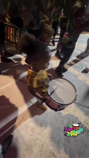 de eso se trata de enseñar a la nueva generación el amor por la música de Alibaba y el carnaval. @★★-𝙇𝙞𝙖𝙢-★★ @Yensy Perez la tiene el menor que Dios lo bendiga