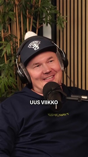 Hän on täällä. Kaikkien Suomalaisten olohuoneissa hiljattain tutuksi tullut Sveitsin Kaataja, Atte ”Simo” Salminen! Atte kertoo miten kultajuhlat etenivät Sveitsin päässä ja oliko kotiinpaluussa taas jonkin verran perussäätöä! Ota uusi viikko ja uusi jakso haltuun NYT!