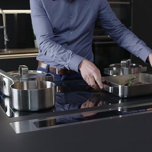 La table flexInduction Plus extra-large a été pensée pour vous offrir toujours plus de liberté et de flexibilité en cuisine. Elle détecte automatiquement les casseroles et poêles. La cuisine n'a jamais été aussi intuitive 👌 A découvrir ici 👉 https://loom.ly/rQMOTCU | Siemens Home