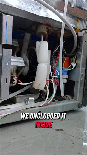 💸 An inexperienced tech = money wasted Call to subscribe 909-430-1080 If your refrigerator is leaking or filling with water… A bad tech will say: “It’s done, buy a new one.” ❌ But a real technician knows many times it’s just a clogged drain. 🔧 Disassemble the right parts. 🔍 Find the exact blockage. 💨 Clean it out and the fridge works like new. Don’t lose clients—or your reputation—because you can’t diagnose. At ACVOLT we teach you to find real issues and fix them, not make them up. 📢 Rememb