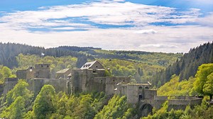 Château fort de Bouillon : des activités de jour, comme de nuit, dans l’un des plus grands châteaux forts de Belgique - RTBF Actus