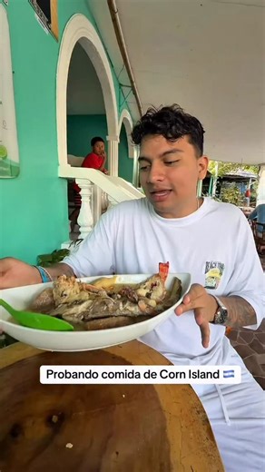 José Núñez | Probando comida de Corn Island | Instagram