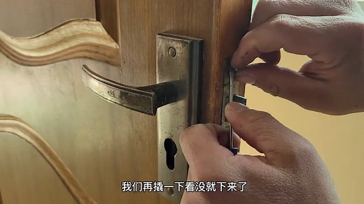 螺丝生锈滑丝拆不下来怎么办？教你一个小技巧，轻松拧下打滑螺丝