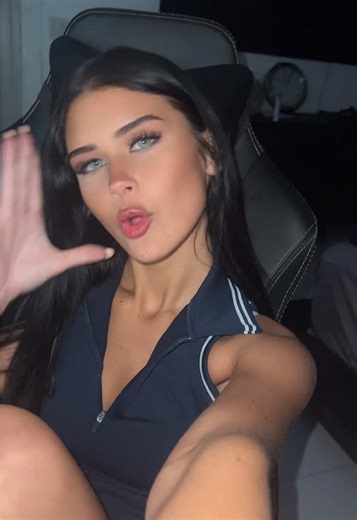 Alorah Ziva (@zahloria)’s video of Isabel May