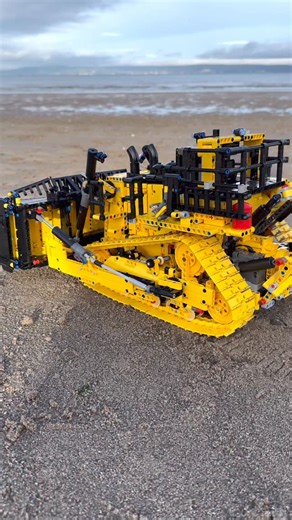 Awesome Earthmovers on Instagram: "Lego remote control Technic Cat D11 dozer"