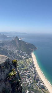 A Pedra da Gávea é um dos picos mais icônicos do Rio de Janeiro, oferecendo uma aventura emocionante para os amantes de trilhas e vistas panorâmicas. Com 844 metros de altura, sua subida é desafiadora, envolvendo trechos de escalada e uma caminhada íngreme, mas a recompensa no topo é incomparável: uma vista espetacular da cidade, das montanhas circundantes e do mar azul que abraça o litoral. Além disso, a mística em torno da suposta face esculpida na rocha e das lendas sobre civilizações antigas