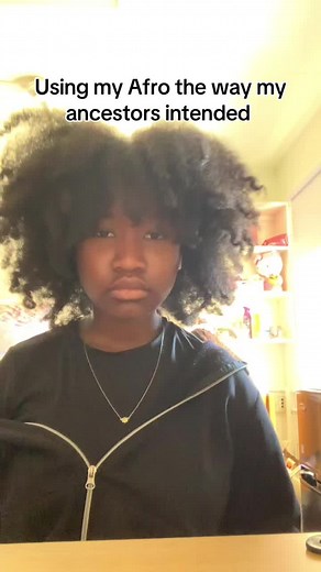 A little snack on the go. #college #naturalhair #naturalhairinfluencer #curlyhair #blackpeople