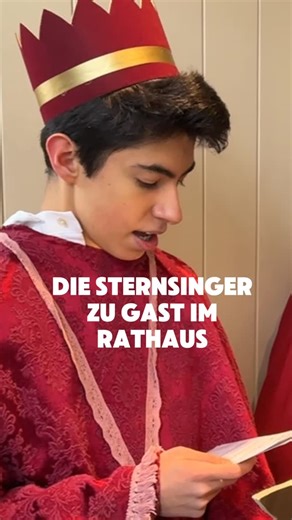 Stadtverwaltung Albstadt on Instagram: "🌟“Wir wünschen Euch ein fröhliches Jahr, Caspar, Melchior und Balthasar.“ Was für ein schöner Brauch. 🥰 🌟Auch dieses Jahr waren die Ebinger Sternsinger aus den Gemeinden St. Josef, Heilig Kreuz und St. Hedwig zu Besuch im Rathaus bei Oberbürgermeister Roland Tralmer, sangen, sagten Ihr Gedicht auf und sammelten für das Kindermissionswerk. 🥰 🌟Mit den Spenden wird Kinderarbeit entgegengewirkt, damit Kinder in die Schule gehen können und lernen können un