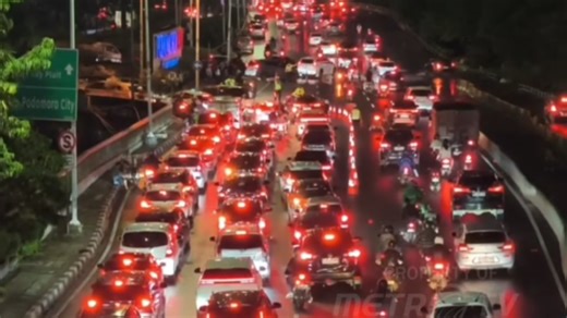 Jalan S Parman Grogol Tak Bergerak, Penumpang Turun dari Mobil Jalan Kaki