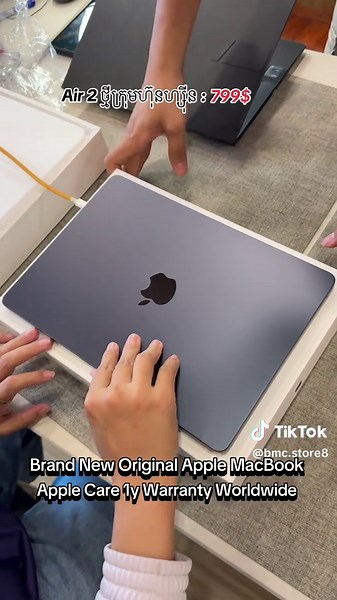 Apple MacBook with Worldwide 1-Year Warranty