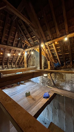 Franck Auchet on Instagram: "Personne ne fait ça ! Ou presque 🤗 Pour moi, l’ossature bois, il n’y a quasiment que des avantages. Dans une bâtisse ancienne, les murs bougent. Très légèrement… mais ils bougent. Le bois, lui, accepte ces micro-mouvements. Il travaille avec la maison, pas contre elle. C’est plus solide, plus cohérent avec le bâti ancien, et surtout beaucoup plus rassurant quand je dois fixer des meubles, des étagères ou du lourd. Je sais que ça tient 💪🏼 Et en plus, c’est un matér