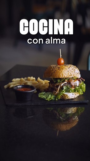 ⚫⚪ ➡️ 🌈 De gris a todo color… y sabor! Nuestra hamburguesa texana no solo se ve deliciosa, ¡sino que despierta todos tus sentidos desde el primer bocado! 😋✨ 💛 Ven y disfruta de un momento con alma en Sandys. 📍 Te esperamos en nuestras sucursales: Sandy´s Plaza Patria, Sandy´s Cañadas y Sandy´s Palacio 📲 Guarda este reel y etiqueta a esa persona que debe probarla contigo! 👇 #Sandys #CocinaConAlma #GuadalajaraFoodies #SaborQueEnamora #DeliciasSandys #MomentosSandys #GrupoSandys #GrupoSandysR