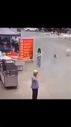 Shüftein on Instagram: "日本正在利用智能风能捕获系统，将城市微风转化为清洁电力。这些新型"城市风叶”被安装在主要街道两旁，由柔性材料与高敏感度发电单元组成。每当车辆经过或风在高楼间穿梭时，这些叶片都会轻微摆动，并将产生的动能转化为电能。每一阵微风，甚至行人经过时的空气流动，都能被这套系统捕捉。在巴黎这样的欧洲大都市，即使在风力较弱的日子，城市微气流也能持续为街灯、公交站电子显示屏以及公共充电装置提供稳定电力。这项绿色技术不仅有效降低了能源消耗，也为未来的低碳城市提供了新范例。 #日本 #科技 ＃绿色能源 #创新城市 #可持续发展 ＃城市微风 ＃未来科技"