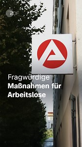 Arbeitslosen wird oft vorgeworfen, sie seien unmotiviert und ungebildet. Doch viele Maßnahmen, die das ändern sollen, helfen ihnen kaum. Trotzdem geben Jobcenter und Arbeitsagenturen dafür jedes Jahr viel Geld aus: https://kurz.zdf.de/ANW/ | ZDF heute