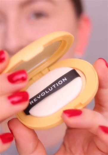@💄EVA💄 trying the new Powder Pops Instant Blur Setting Powder and we’re obsessed with the soft-focus finish 😮‍💨 #powderpops #settingpowder #pressedpowder #makeuptok #revolutionbeauty
