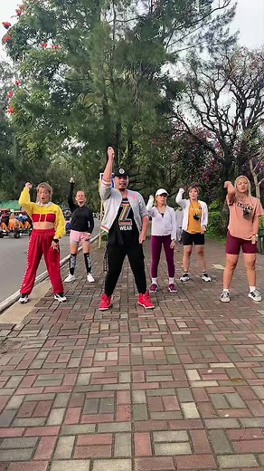 Jingle bells 🥰 (DC: @💙SPHENCER4💙) #fypシ #trend #fyp #newtrend #viral #tiktokph #fypシ゚viral #dancechallenge #trending #tiktok #dance #newdc #christmas #xmas