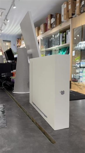 2025 Macbook Air 13.6 M4 Chip $875 - Apple M4 Chip (10C / 8GPU) - 16GB Unified Memory - Storage : 256GB - 13.6" (2560*1664) Liquid Retina 500 nits - Magic Keyboard with Touch ID - Color : Sky Blue - Code: L0028S1 -------------------------- - Free : Mouse Bluetooth | MousePad - Free : Cleaning Kit Water | NN Computer