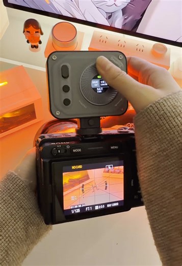 This RGB LED video light lets you adjust the color to whatever you want by tweaking the hue value—no fixed color temperature or shade restrictions. You can control it entirely by twisting, and its battery life is insanely long: I use it regularly, and I only need to charge it once every week or so! #rgbledlight #rgbvideolight #cameraledlight #smallrig #ambientlight