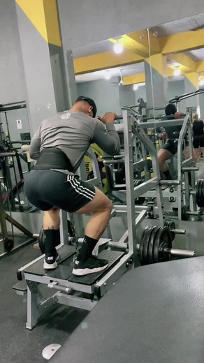 Proper Squat Form in the Gym Using a Smith Machine