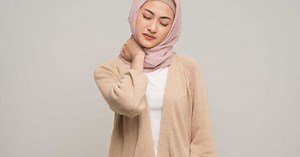 Faire craquer son cou est-il dangereux ? Une médecin répond