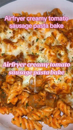 Airfryer creamy tomato sausage pasta bake x Cooked sausages Boiled pasta Creamy tomato pasta sauce 50ml of water Salt and pepper Grated mozzarella Add all ingredients into your airfryer and pop on airfryer mode 200 for 6 minutes then done 🥰 #sausage #pasta #airfryer #foodlover #foryouu
