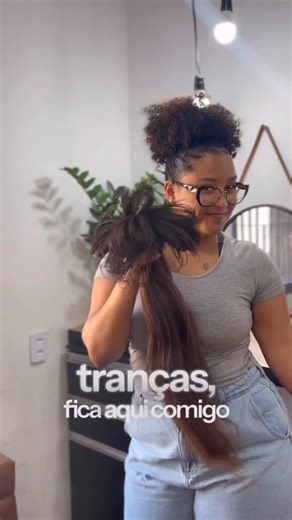 Kety Braids on Instagram: "Dica boa é dica compartilhada! ✨ Fiz alguns testes antes de gravar essa dica pra vocês, e eu adorei! Facilita demais, principalmente em trabalhos de trança raiz fininha, como a Mohawk braids, que vai muuuitas mechinhas finas, e pra quem não tem suporte de jumbo. 🤩 Uma observação a se fazer, é que o lastex que vamos amarrar no jumbo, não pode estar apertado demais e nem muito frouxo . Outro ponto é que eu indico fazer com pouca quantidade de jumbo por pac, porque confo