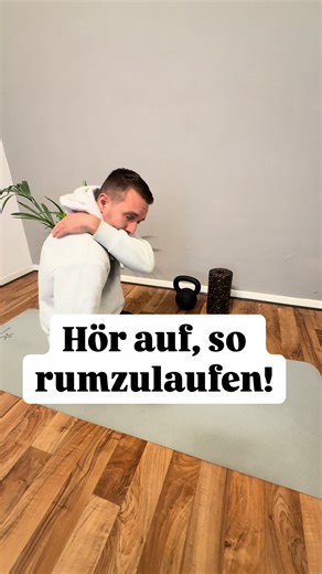 Hör auf so rumzulaufen – nutz ein Handtuch und richte deine Haltung jeden Tag ein bisschen besser auf. Mit dieser einfachen Übung aktivierst du die Muskeln zwischen deinen Schulterblättern, öffnest deine Brust und reduzierst Rundrücken vom vielen Sitzen oder Handy-Schauen. Mach 8–12 Wiederholungen langsam und kontrolliert, atme bewusst ein und aus und spür, wie deine Wirbelsäule immer aufrechter wird. Speichere dir das Reel für deine nächste Schreibtisch-Pause ab und schick es einer Person, die 