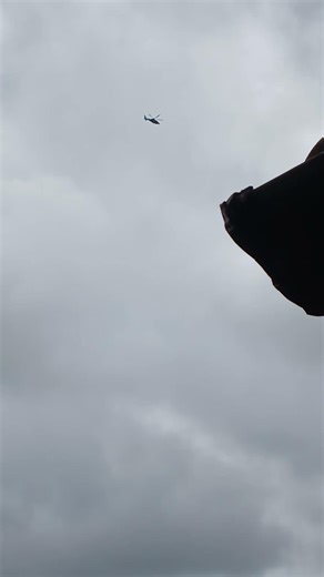 Eurocopter EC155 Dauphin voando baixo sobre Miguel Pereira-RJ