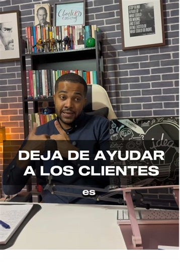 No puedes decirle al cliente “¿en qué le puedo ayudar?” como si estuviera pidiendo un favor. El cliente está pagando. Y cuando paga, no busca ayuda improvisada, busca servicio profesional. Por eso el lenguaje importa. No ayudas, sirves. Decir “¿en qué puedo servirle?” cambia la intención, eleva la percepción y coloca la conversación en el nivel correcto. Los profesionales de servicio no suenan disponibles, suenan preparados. El cliente confía más —y paga mejor— cuando siente que está frente a al