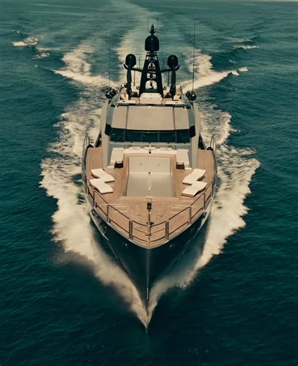 Billionaire life style..🗣️💸 Yacht Name: “DB9” Price: ~$28.000.000 Long: 52.4m (172ft)