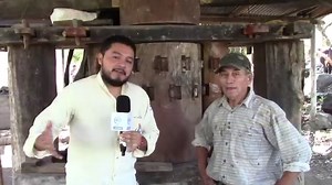 8.1M views · 89K reactions | La molienda es una tradición que se niega a perderse en el tiempo. Ricardo Zetino fue hasta el cantón Agua Blanca a la molienda de don Agustin Salmerón y nos presenta el siguiente reportaje. | ATV Canal 17 Anamorós | Facebook