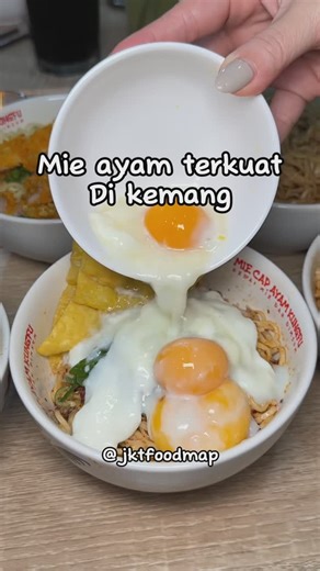 Kelvin Tan on Instagram: "Baru nyobain mie ayam nya punya Cellos dan ternyata lokasi nya di kemang... Harga nya terjangkau banget dan rasa nya juga masih enak... Ada promo khusus hujan buat mie kungfu ayam katsu jadi 28rb dan ada menu baru mie kungfu saus buldak, Gohyong dan puding telur Btw ini S&K buat giveaway Nintendo Switch nya - giveaway untuk 1 orang pemenang - untuk ikut giveaway bisa scan QR di banner dan isi form beserta upload bukti nota pembelian - untuk mengikuti giveaway dengan min