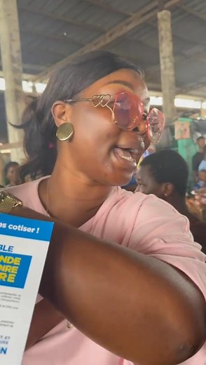 Pendant ce temps,nous réalisons le rêve d'une gamine qui est une inconditionnelle de Roseline LAYO...Tout ça,c'est à Abobodoume que ça se passe....Je sens que le 28 décembre,quelque chose va se passer au Stade Robert Champroux....Gbouuuuuuh | John Jay