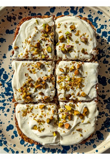 RECIPE BELOW⬇️ Make your mornings easier with these healthy and delicious carrot cake baked oats! Teamed with my healthier cream cheese frosting, it makes a tasty and filling breakfast or snack! Enjoy! DB x INGREDIENTS ▪️1 carrot, peeled and grated ▪️1 and 1/2 cup of oats ▪️1/3 cup walnuts, finely chopped ▪️1 tsp baking powder ▪️2 tsp cinnamon ▪️1/4 cup maple syrup ▪️1 cup milk ▪️2 eggs Frosting: 3 tbsp Greek yoghurt, 1 tbsp cream cheese, 1 tbsp maple syrup, 1 tsp cinnamon METHOD ▪️Preheat oven 