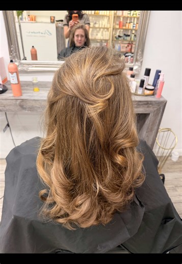 Langer Stufenhaarschnitt mit sanften Curtain Bangs