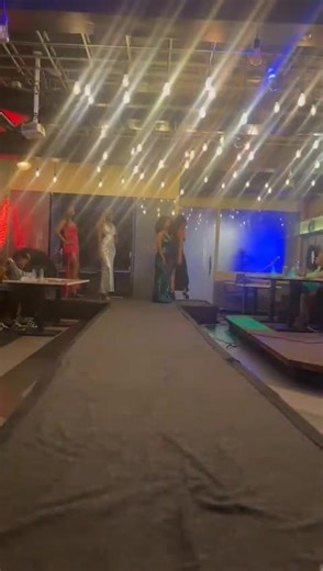 Modelo caminando impresionante en la pasarela