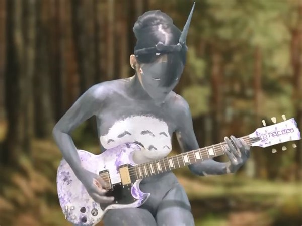 我爱学吉他~龙猫弹奏电吉他solo~人体彩绘~nacoco