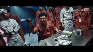 Man tries to eat a sea monster in public, only to be eaten by the monster himself! 男人当众表演吃海怪，结果反被海怪吞噬！ #深海大鱼 #MonsteroftheDeep #优酷电影 #youkumovie | Youku Movie