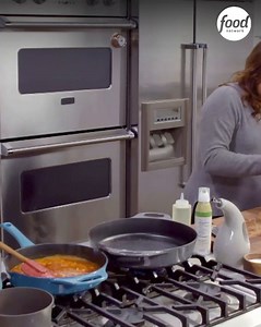 ¿Eres un amante de la barbacoa? Descubre los ingredientes mágicos para preparar una salsa barbacoa casera que convertirá tus platos en una explosión de sabor. Esta chef te guía paso a paso en este proceso culinario. ¡Acompáñala y aprende a preparar el aderezo perfecto! 👩‍🍳🥘⚠️😲 #Recetasen30Minutos Disfruta el contenido de Discovery en MAX. Suscríbete ahora: | Food Network Latinoamérica