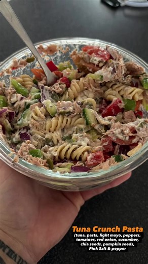 Tuna Crunch Pasta Salad🍴 Ingredients : - Plum Tomato - Red Onion - Peppers - Tuna - Pasta - Pumpkin Seeds - Chia Seeds - Low Cal Mayo - Salt - Pepper #healthycooking #recipes