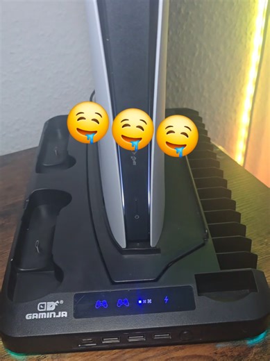 PlayStation-Standfuß NEXT LEVEL 🔥🎮 GAMINJA Dieser PS-Fuß ist mehr als nur ein Ständer! 👉 Längerer Standfuß für mehr Stabilität 👉 2 Controller gleichzeitig laden 👉 Game-Slots auf der rechten Seite für deine Lieblingsgames 👉 Extra Fach für die PlayStation-Fernbedienung 👉 3 Lüfterstufen – kühl deine PS so, wie du willst 👉 3 USB-Ports 1 USB-C-Port für alles, was du brauchst 👉 Einfach per USB-C an die PlayStation anschließen ✨ Und sobald du ihn anschließt, leuchtet er richtig nice! Ein absol