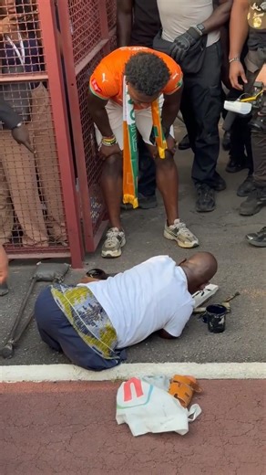 Un handicapé Pein un tableau en présence de ishowspeed