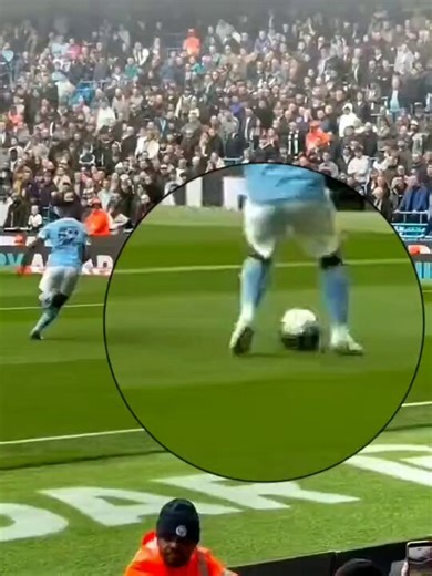 林さん解説で引いたの意味ないって言ってたけど、DFの重心一瞬後ろ行ってるし、キチンと意味があるラボーナのときも、ペップに怒られてたけど、良い選択だったと思う何より見てて楽しいしねこの前のリフティングはしらんw