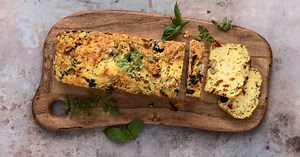 Cake apéritif aux olives et aux tomates séchées