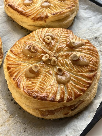 Cette Galette frangipane noisette, caramel beurre salé & praliné noisette est incroyable ! Ingrédients (pour 6 à 8 parts) 👉 La recette de la pâte feuilletée express se trouve juste avant cette vidéo. Caramel beurre salé : 80 g sucre 40 g crème liquide entière chaude 30 g beurre demi sel 1 pincée sel Frangipane noisette 120 g beurre mou 60 g sucre 120 g poudre de noisette 2 œufs 1 pincée sel Praliné noisette 150 g noisettes torréfiées 60 g sucre 1 pincée sel 1 csp huile neutre (si besoin) Prépar