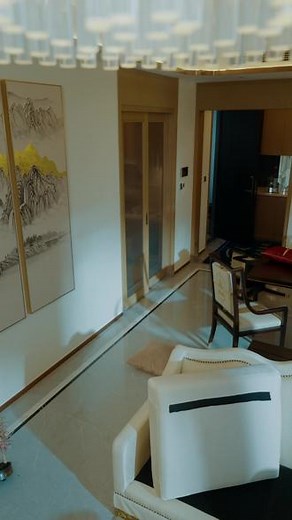 凤鸣 龙氏一族与凤鸣一族自唐朝时同朝为官，后来龙氏为了权力，陷害凤鸣谋反。而朝堂上龙氏一家独大时，唐皇为了可以更好地控制龙氏，给他们下了早衰的、无解药的折枝花毒。从此，两族就成了不共戴天的仇人。而民国时，现在，夏西发现海桑桑就是凤鸣圣女，并查明凤鸣圣女的血可以缓解折枝花毒。#热门短剧 #短剧春节档 #凤鸣