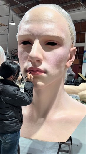 Make up the lip for the giant silicone sculpture #hyperrealism #waxfigure #sculpture #art #artinstallation