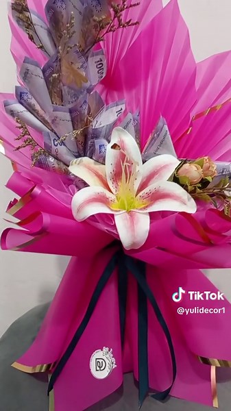 ✨ MONEY BOUQUET FUSCHIA GOLD ✨ Uang bukan segalanya. Tapi uang yang dirangkai cantik = segalanya 😍💖 Detail mewah: - Cellophane Fuschia List Gold Premium - Lily Putih Baby Breath Gold - Pita Hijau Botol Kontras - Rapi, kokoh, anti lemes Cocok buat: Ultah, Anniversary, Wisuda, Lamaran Karena yang spesial pantes dapet yg spesial 💎 Bandar Lampung | Order WA/DM #moneybouquet #buketpremium #yulidecor1 #kadomewah