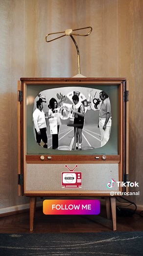 📺🎤👖 ¡EL PRIMER PROGRAMA DE CHABELO! La Historia del Amigo de Todos los Niños 👶🎶 ➡️Así comenzó la leyenda! 🤩 En 1967, Xavier López “Chabelo” debutó con su icónico programa infantil, convirtiéndose en un símbolo de la televisión mexicana 🇲🇽📡. Con su inconfundible voz, juegos divertidos y premios 🎁🎉, “En Familia con Chabelo” marcó la infancia de generaciones. ⏰😂 ¿Tú también madrugabas los domingos para verlo? 🎤👖 ¿Cuál era tu sección favorita? Las catafixias, los concursos o las cancio