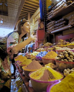 Apenas de passagem por Dubai? Em 24h é possível visitar o Dubai Frame, passear pelos souks e fazer um passeio de Abra ⛵ pelo Dubai Creek... 🥰 Saiba como fazer sua reserva com escala no Dubai, visite: https://www.visitdubai.com/pt/stopover-dubai | Visit Dubai - Visite Dubai
